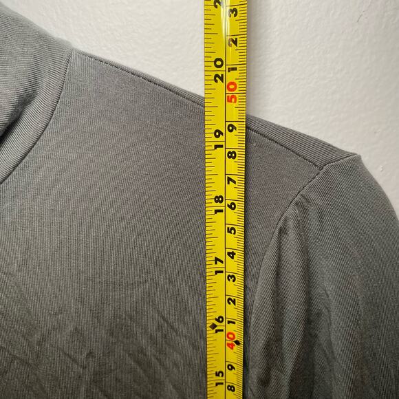 Aritzia Babaton Gray Mockneck Long Sleeve Stretchy Crop Shirt Women size Medium - Picture 7 of 9